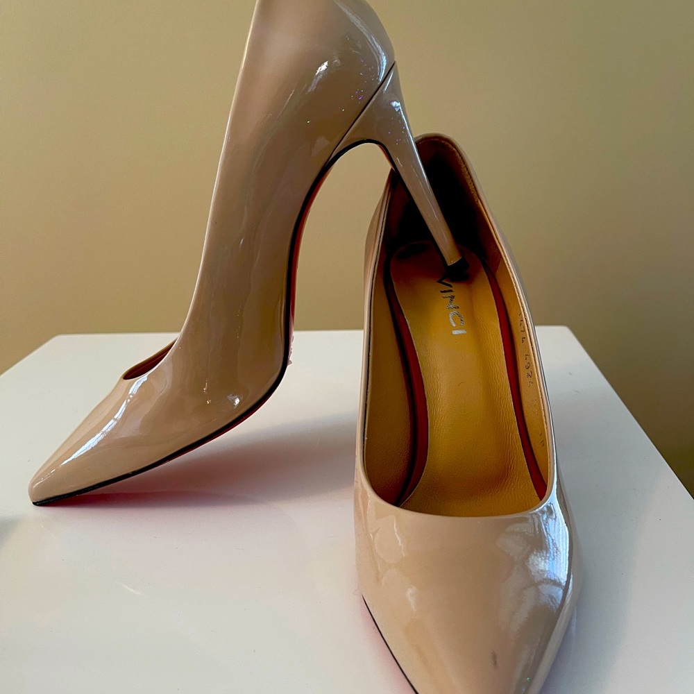 Vinci Pointed Toe Nude Patent Leather Pump in Size 38